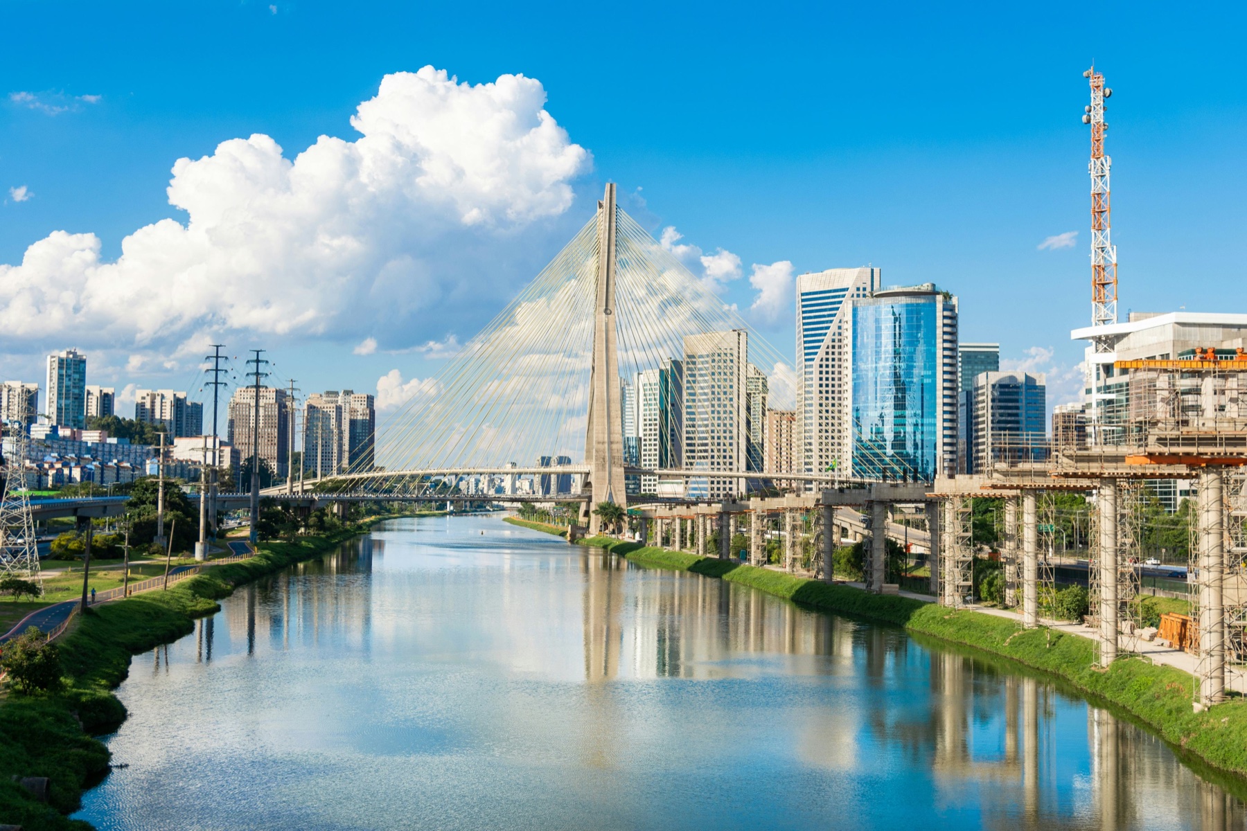 Paisagem urbana de São Paulo junto ao rio