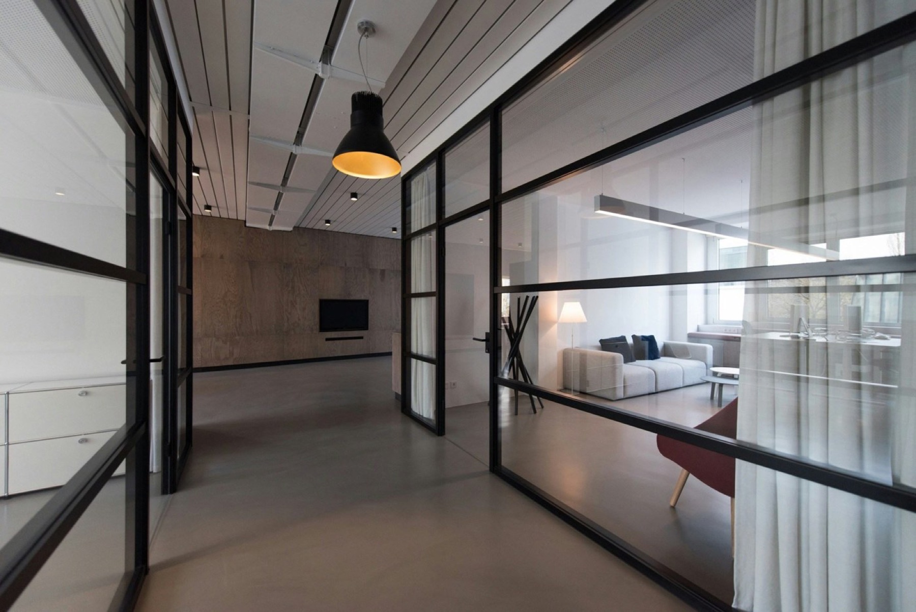 Interior contemporâneo do escritório Agulha no Celeiro