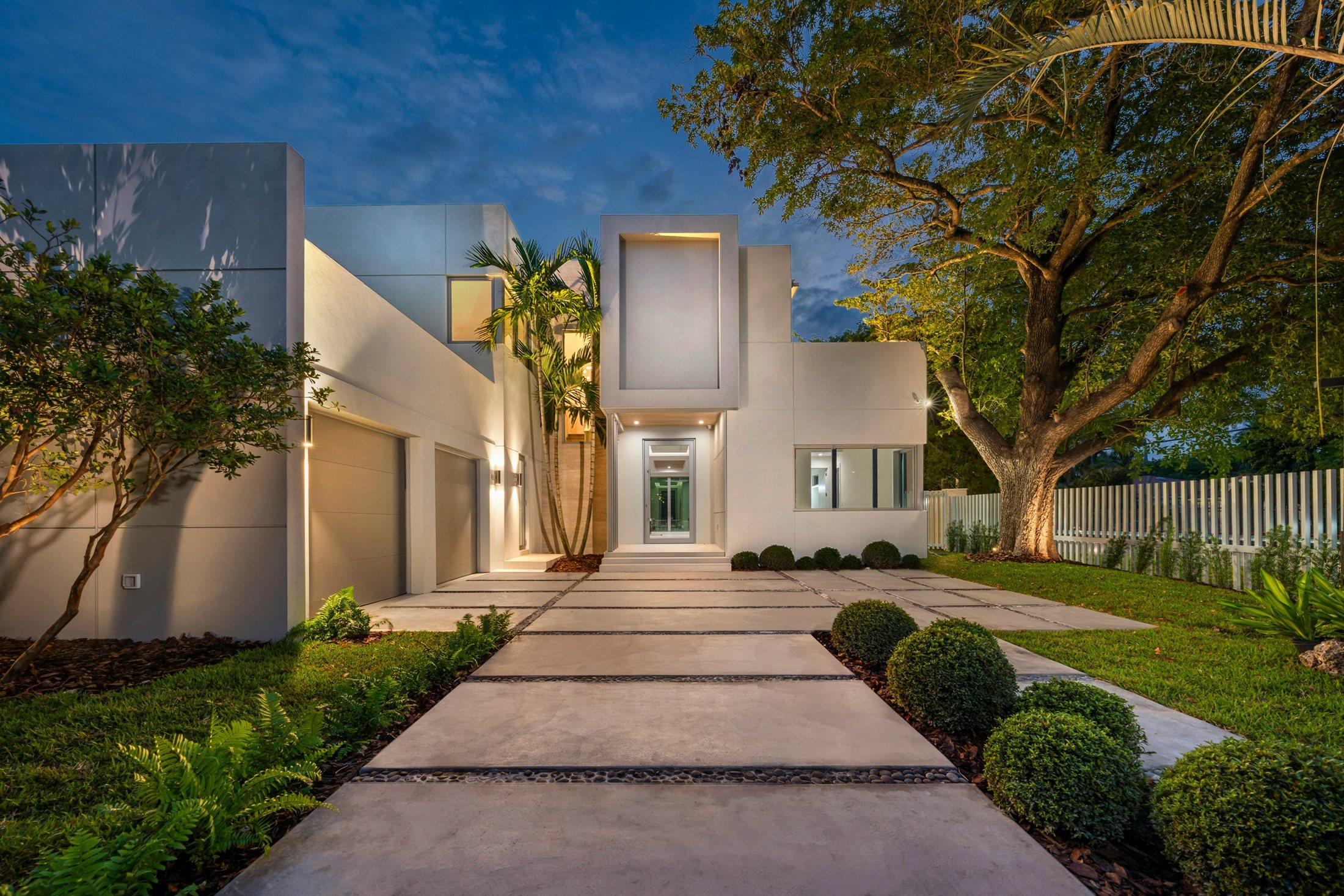 Casa contemporânea rodeada de jardim